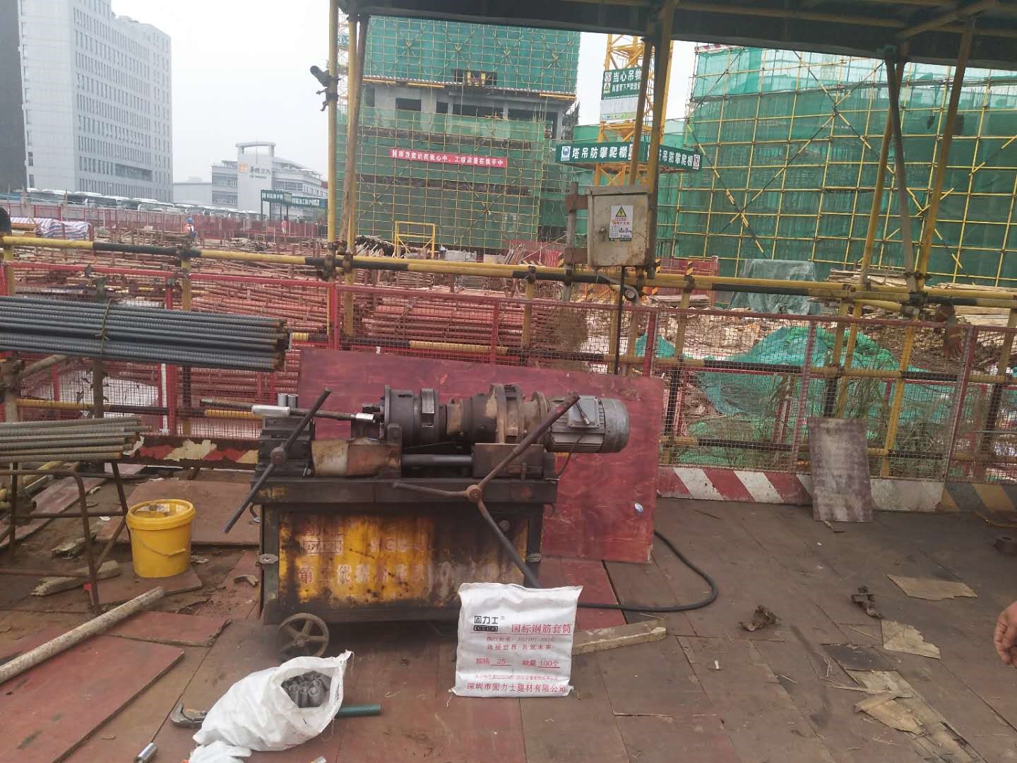 項目施工現場正使用固力士產品作業