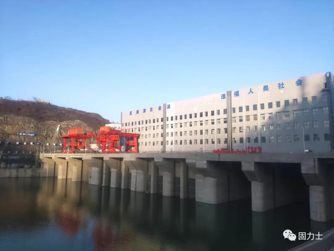 漢江白河(夾河)水電站項(xiàng)目效果圖 漢江白河(夾河)水電站項(xiàng)目效果圖 漢江白河水電站樞紐工程是陜西省“十三五”續(xù)建項(xiàng)目之一,為加快推進(jìn)重點(diǎn)項(xiàng)目建設(shè),造福兩岸百姓,白河縣加大溝通協(xié)調(diào)力度,最終中廣核集團(tuán)與中國(guó)信達(dá)公司以控股的方式共同投資建設(shè)。為保障工程建設(shè)順利實(shí)施,白河縣先后多次召開縣長(zhǎng)辦公會(huì)、項(xiàng)目建設(shè)推進(jìn)會(huì),做好移民安置、環(huán)境保障、項(xiàng)目服務(wù)等工作,積極為工程建設(shè)創(chuàng)造良好的施工環(huán)境。 漢江白河(夾河)水電站項(xiàng)目實(shí)景 漢江白河(夾河)水電站項(xiàng)目效果圖 漢江白河(夾河)水電站項(xiàng)目效果圖 漢江白河水電站樞紐工程是陜西省“十三五”續(xù)建項(xiàng)目之一,為加快推進(jìn)重點(diǎn)項(xiàng)目建設(shè),造福兩岸百姓,白河縣加大溝通協(xié)調(diào)力度,最終中廣核集團(tuán)與中國(guó)信達(dá)公司以控股的方式共同投資建設(shè)。為保障工程建設(shè)順利實(shí)施,白河縣先后多次召開縣長(zhǎng)辦公會(huì)、項(xiàng)目建設(shè)推進(jìn)會(huì),做好移民安置、環(huán)境保障、項(xiàng)目服務(wù)等工作,積極為工程建設(shè)創(chuàng)造良好的施工環(huán)境。 漢江白河(夾河)水電站項(xiàng)目實(shí)景